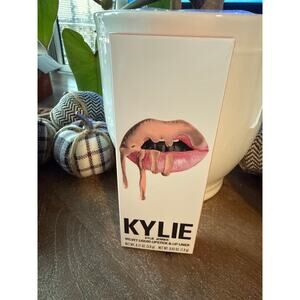 Kylie Cosmetics Matte Liquid Lipstick & Lip Liner Kit - LA